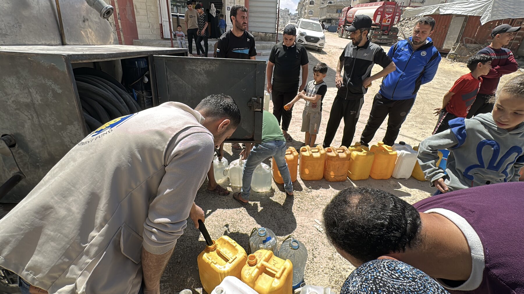 Gaza clean water distribution 8