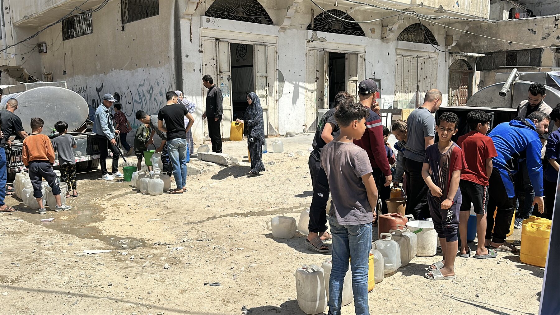 Gaza clean water distribution 15