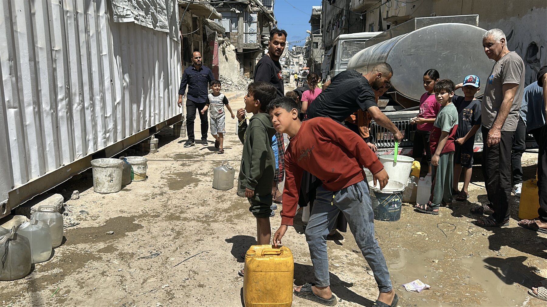 Gaza clean water distribution 22