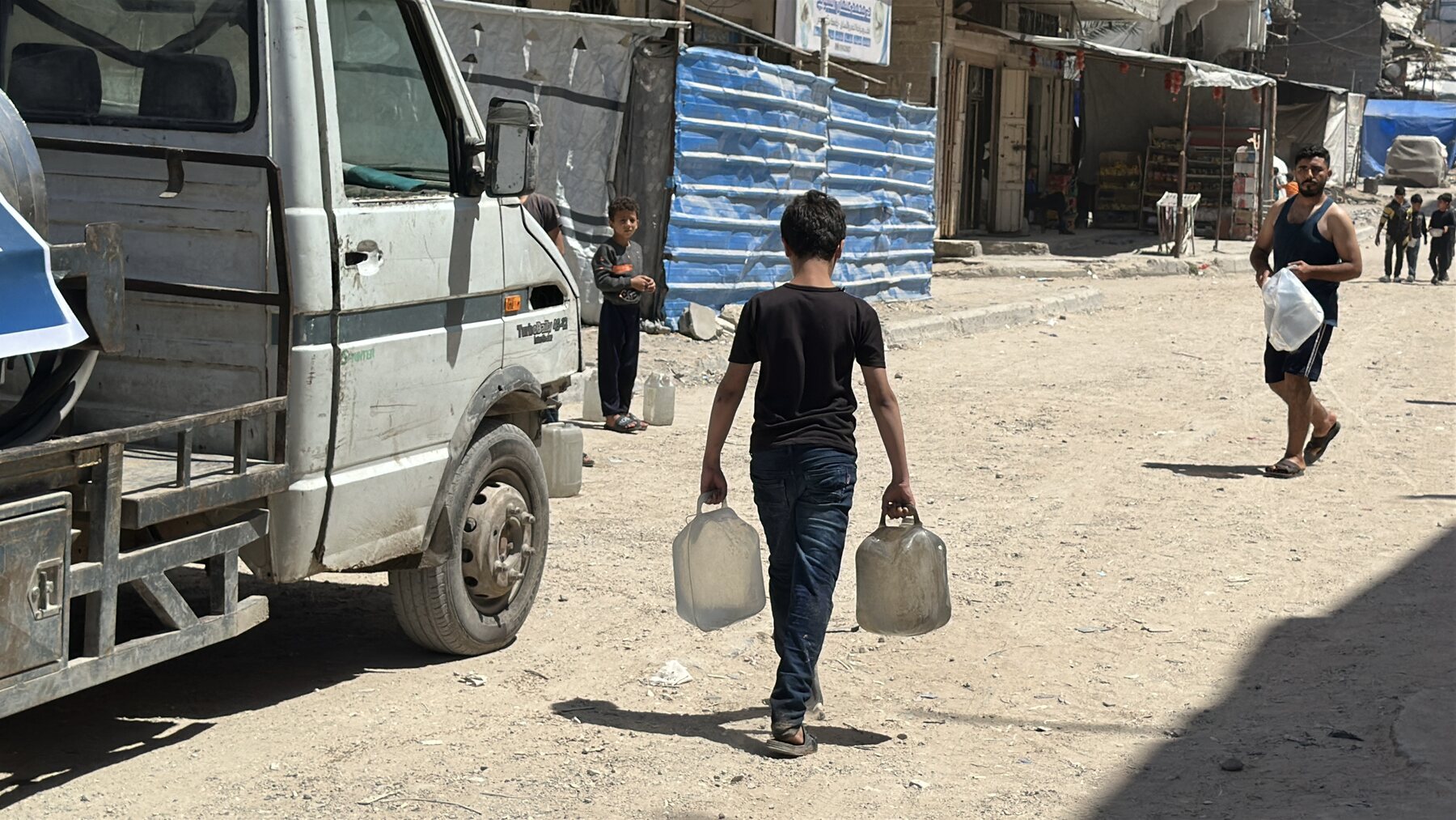 Gaza clean water distribution 25